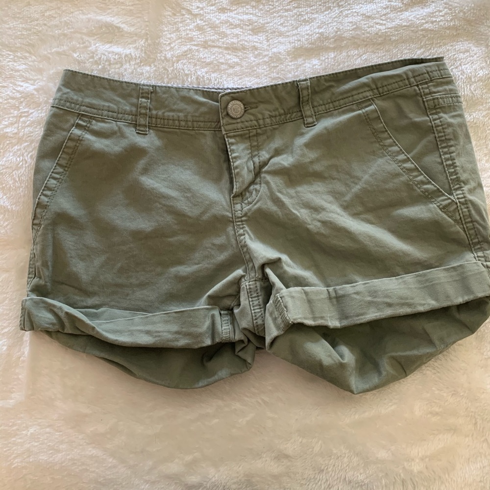 Mid-waisted shorts